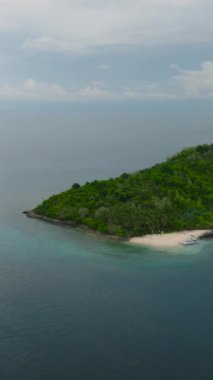 Baong Adası Sahili 'nde tekneleri olan beyaz kumlu bir sahil. Zamboanga 'da. Mindanao, Filipinler. Deniz Burnu. Dikey görünüm.