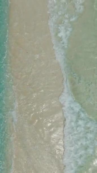 Bílý Ostrov Nad Průzračnými Mořskými Vlnami Tyrkysová Voda Korály Atolu — Stock video