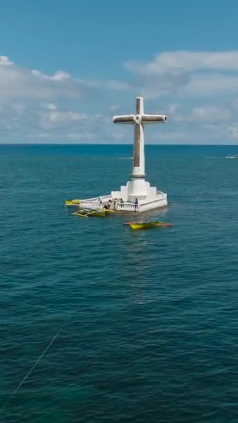 カミーギン島のサンクセン墓地 ボートのグループを持つ青い海 フィリピン バーティカルビデオ — ストック動画