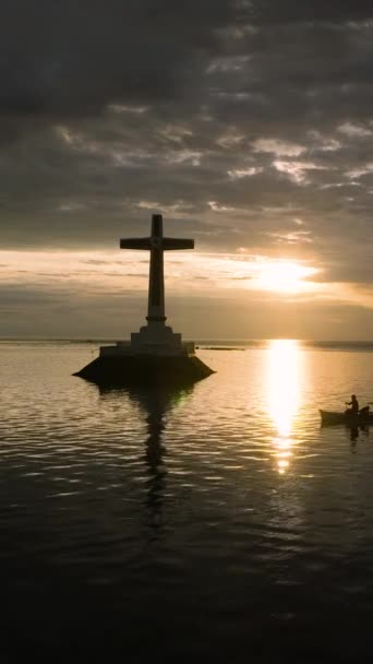 カミーギン島のサンケン墓地へ向かうボートに乗っている人たち フィリピン 海の上のトワイライト バーティカルビデオ — ストック動画