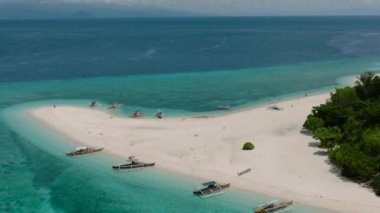 Mantigue Adası 'nda kayıklı bir sahil şeridi. Camiguin, Filipinler.
