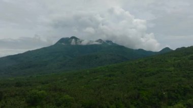 Dağlardaki tropik yeşil orman ve Camiguin Adası 'nın dağlık kesimlerindeki orman tepeleri. Filipinler.