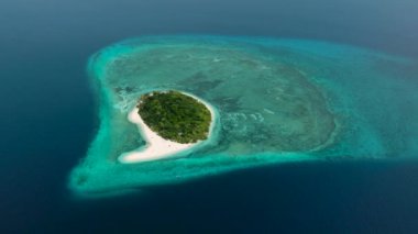 Beyaz plajlı Mantigue Adası. Mavi deniz ve dalgalar. Camiguin, Filipinler.