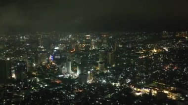Filipinler 'in Cebu şehrindeki küçük ve yüksek binaların ufuk çizgisine çarpıcı bir hava perspektifi. Gece yarısı sahnesi.
