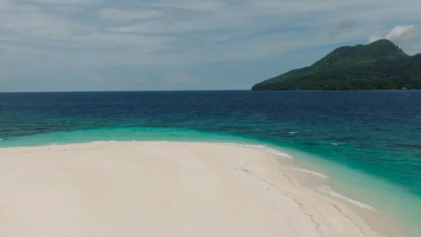 Litorale Con Spiaggia Sabbia Bianca Onde Cristalline Dell Oceano Isola — Video Stock
