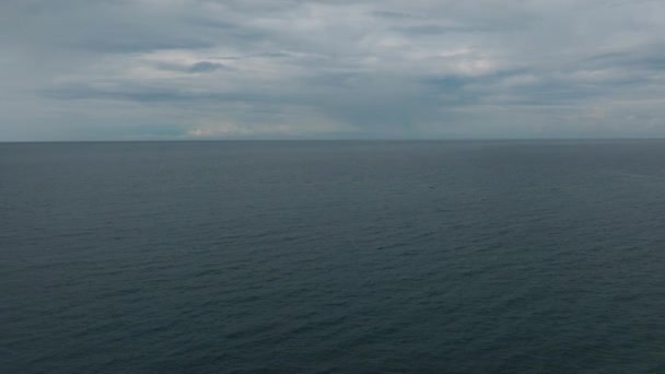 Fırtınalı Gökyüzü Bulutlar Altında Dalgalı Dalgalarla Denizin Üzerinde Uçuyor Camiguin — Stok video