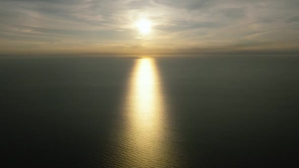 Путь Закату Пролегает Над Морем Свете Солнца Остров Камигин Филиппины — стоковое видео
