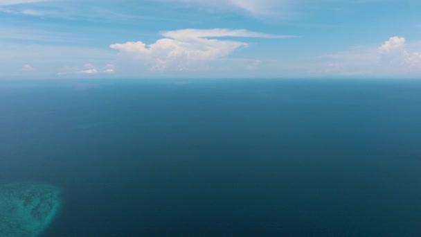 Derin Mavi Denizi Olan Deniz Manzarası Camiguin Filipinler — Stok video