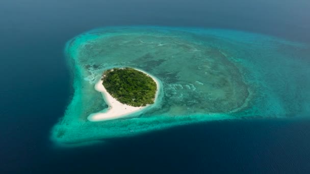 Ilha Mantigue Com Praia Branca Mar Azul Ondas Camiguin Filipinas — Vídeo de Stock
