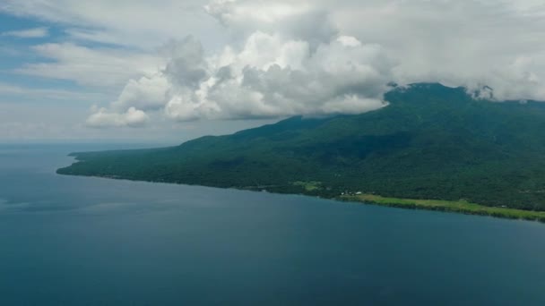 Ilha Tropical Com Montanha Águas Azuis Profundas Céu Azul Nuvens — Vídeo de Stock