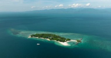 Beyaz kumlu tropik ada. Mavi deniz, gökyüzü ve bulutlar. Samal, Davao. Filipinler. Seyahat kavramı.