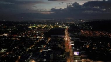 Şehir: Davao 'da gece şehri. Mindanao, Filipinler. Skyline.