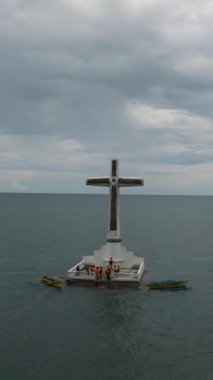 Camiguin Adası 'ndaki batık mezarlığın panorama manzarası. Filipinler. Dikey video.