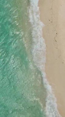 Dalgalar Beyaz Ada 'nın beyaz kumlu plajına çarptı. Camiguin, Filipinler. Dikey video.