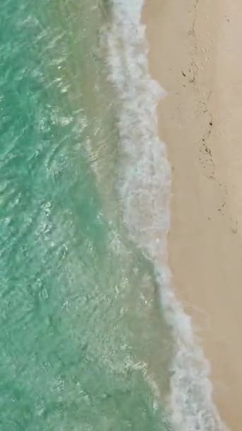 Vlny Zřítily Bílou Písečnou Pláž Bílého Ostrova Camiguin Filipíny Svislé — Stock video