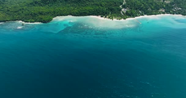 Luchtfoto Van Strand Wit Zand Samal Island Blauwe Zee Golven — Stockvideo