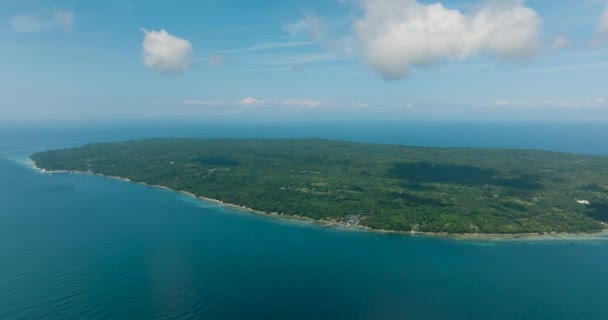 ビーチと青い海に囲まれた熱帯島 ブルースカイと雲 サマル ダバオ フィリピン — ストック動画