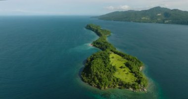 Davao, Samal 'daki Ligid Adası' nda hava araştırması. Mavi gökyüzü ve bulutlar. Filipinler. Deniz Burnu.