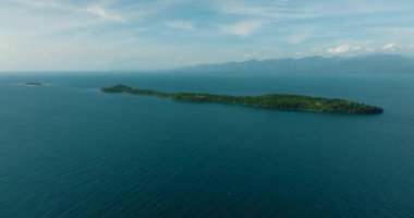 Büyük Cruz Adası Davao, Samal 'da mavi denizle çevrili. Filipinler. Deniz Burnu.