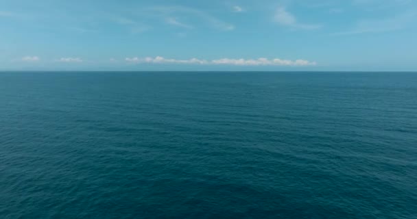 トロピカルブルーの海と青空 雲がついています シアスケープ 空からの眺め 海上フライト ダバオ フィリピン — ストック動画
