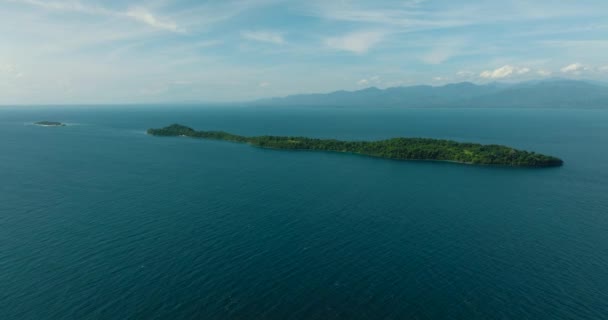 Μεγάλο Νησί Cruz Περιβάλλεται Από Μπλε Θάλασσα Στο Samal Νταβάο — Αρχείο Βίντεο