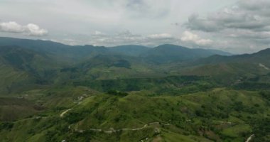 Yeşil ormanı ve ağaçları olan tropik dağ vadisi. Mindanao, Filipinler.