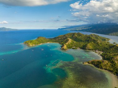 Mati 'de uyuyan güzel dinozor adası. Mindanao, Filipinler. Seyahat ve yaz konsepti.