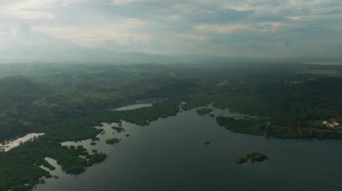 Mangrov ormanı ve mavi denizi olan tropik bir yer. Zamboanga 'da. Mindanao, Filipinler.