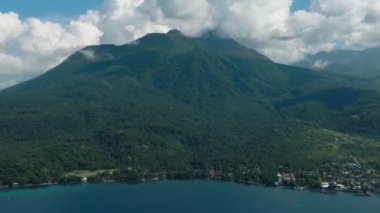 Dağ ve Camiguin Adası 'nın derin mavi denizi ile hava manzarası. Filipinler.