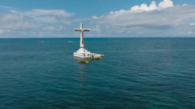 Camiguin Adası 'ndaki batık mezarlık. Mavi deniz ve bir grup tekne. Filipinler.