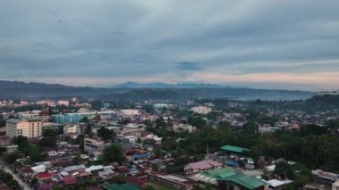 Şehir Cagayan de Oro 'da alacakaranlıkta. Mindanao, Filipinler. Şehir manzarası.