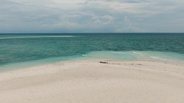 Tropické Bílé Písečné Pláže Zelenavé Vlny Oceánu Bílý Ostrov Camiguinu — Stock video