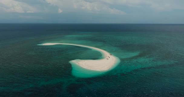 Weiße Insel Umgeben Von Azurblauem Meerwasser Wellen Und Korallenriffe Camiguin — Stockvideo