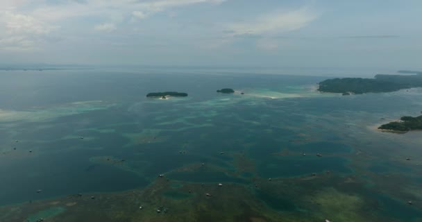 Aktuelles Blaues Meer Mit Fischzucht Blauem Himmel Und Wolken Mindanao — Stockvideo