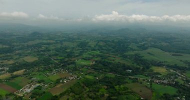 Dağın, çeltik tarlalarının ve çiftçi köylerinin insansız hava aracı görüntüsü. Mindanao, Filipinler.