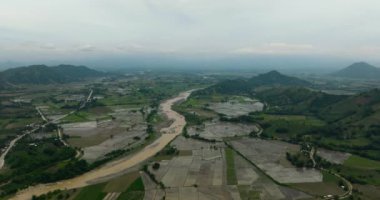Filipinler 'deki tropik dağ vadisi ve tarım arazileri. Mindanao..