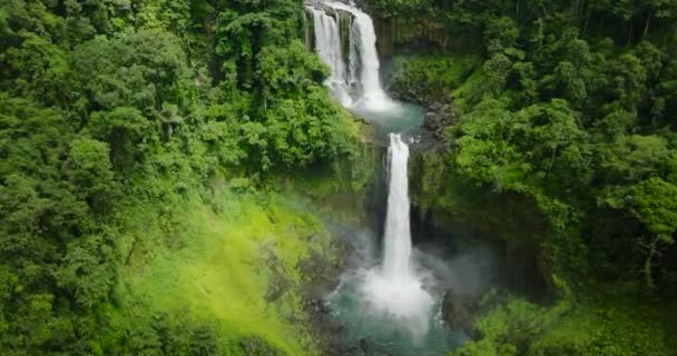 在利蒙山瀑布 急流的冷水冲向绿池 菲律宾棉兰老岛 — 图库视频影像
