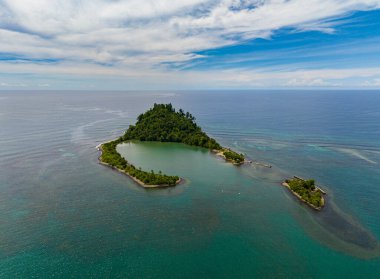Cabugao Adası ve mavi denizin güzel manzarası. Mavi gökyüzü ve bulutlar. Mindanao, Filipinler.