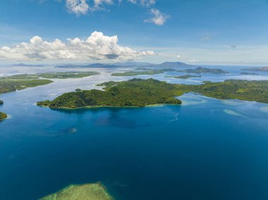 Mavi su ve gökyüzü manzarasıyla çevrili tropik adalar, seyahat konsepti. Mindanao, Filipinler.