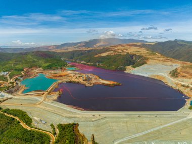 Nikel ocağı ve ağır ekipmanlar. Açık bir çukurda madencilik. Mindanao, Filipinler.