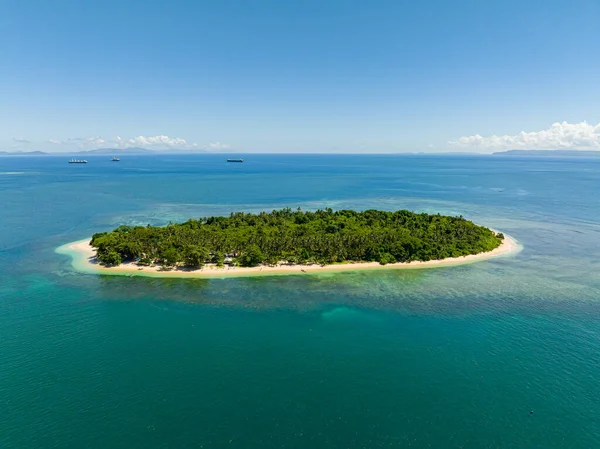 Orlí Pohled Ostrov Obklopený Modrým Mořem Korálovými Útesy Bílý Písek — Stock fotografie