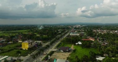 Tagum City 'de yoğun araçlarla otoyol manzarası. Davao del Norte. Filipinler.