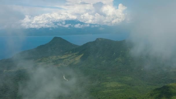 Drone Utsikt Över Gröna Berg Täckt Moln Camiguin Island Filippinerna — Stockvideo