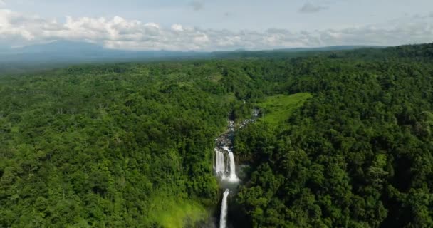 Luftaufnahme Von Zweistöckigen Wasserfällen Mitten Bergwald Limunsudan Falls Mindanao Philippinen — Stockvideo