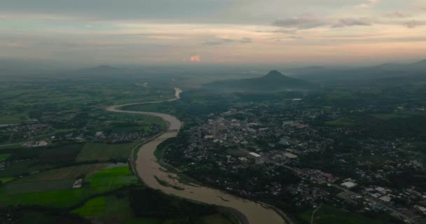 Valencia City Krętą Rzeką Terenami Uprawnymi Domami Góra Kalayo Bukidnon — Wideo stockowe