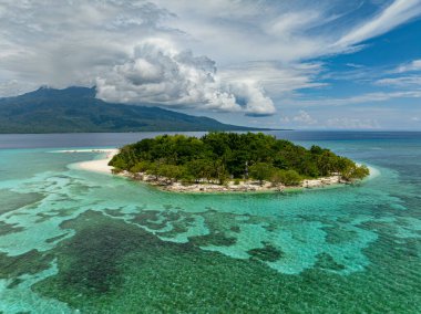 Turkuaz su ve mercanlarla çevrili küçük bir ada. Mantigue Adası. Camiguin, Filipinler.