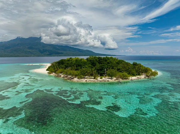 Piccola Isola Con Spiaggia Sabbia Bianca Circondata Acque Turchesi Coralli — Foto Stock