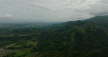 Yeşil tepeleri ve tarlaları olan dağlar. Mindanao, Filipinler.