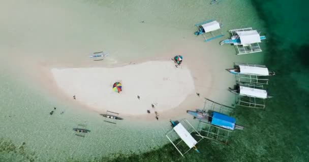 在沙洲 绿松石水和珊瑚礁的海岸线上俯瞰船只的无人驾驶图像 Barobo Surigao Del Sur 菲律宾 — 图库视频影像
