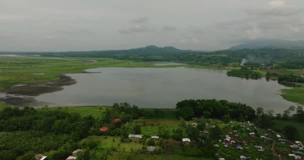 緑の木に囲まれた湖と熱帯の風景 フィリピン イラノン ミンダナオ ミンダナオ — ストック動画